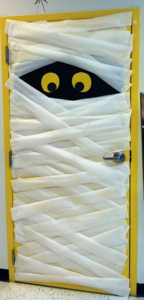 Entertain your floor with a creative mummy door decoration. photo courtesy of just2sisters.com